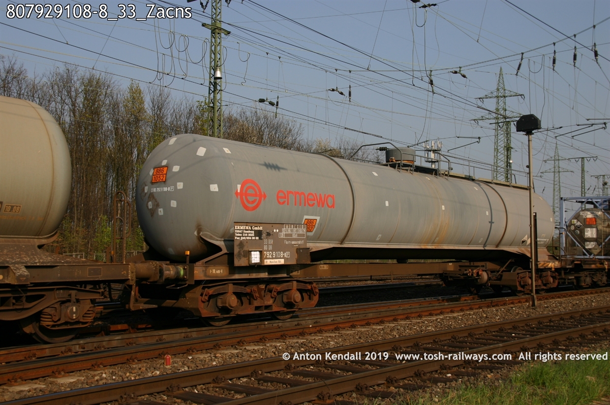 807929108-8_33_Zacns.jpg